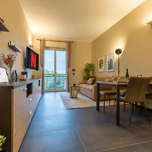 Modern & Bright 2 Bedroom Flat 50m From M4 Stop , Milan Italy